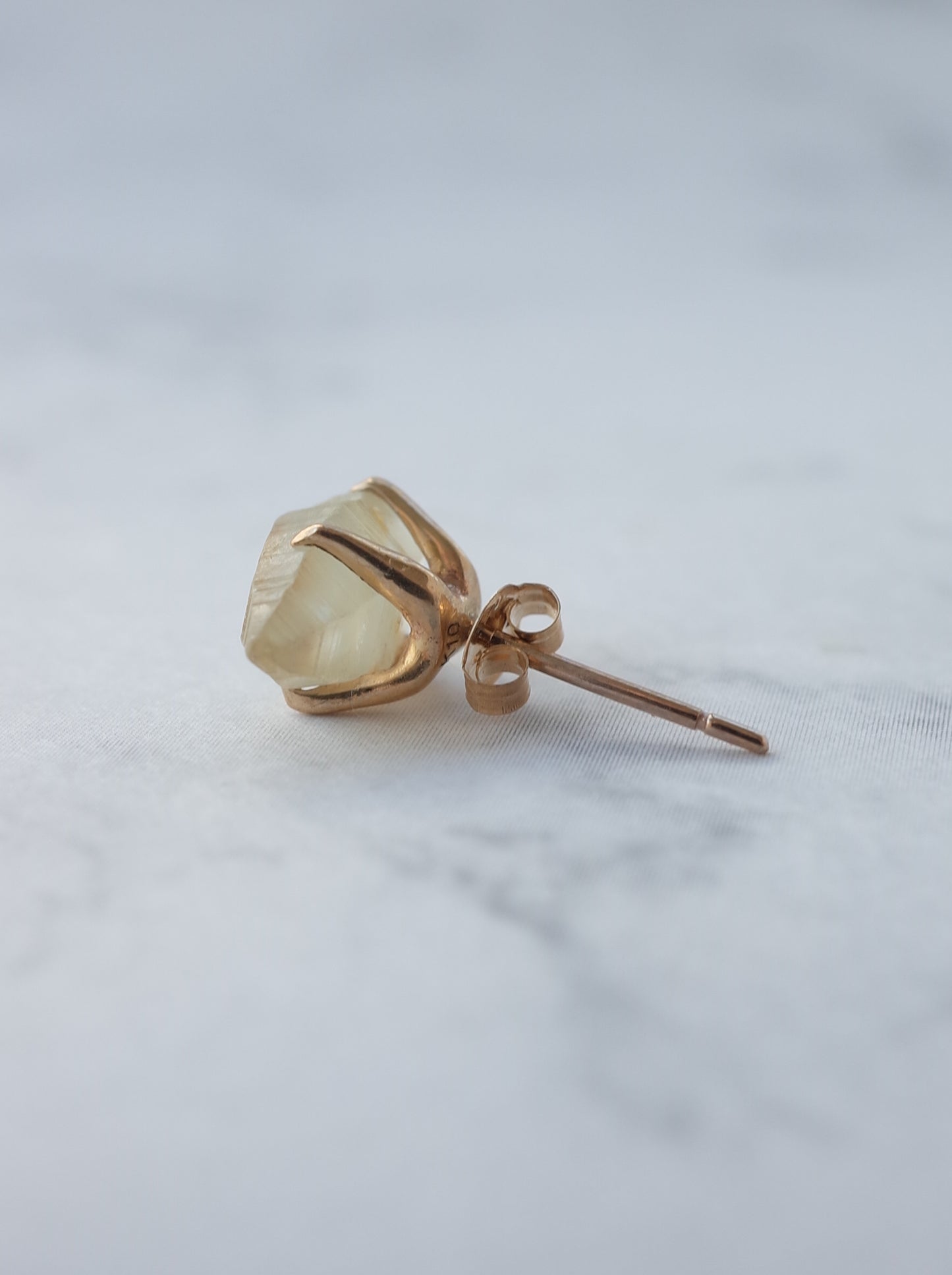 サファイアクリスタルの片耳スタッドピアス - 2