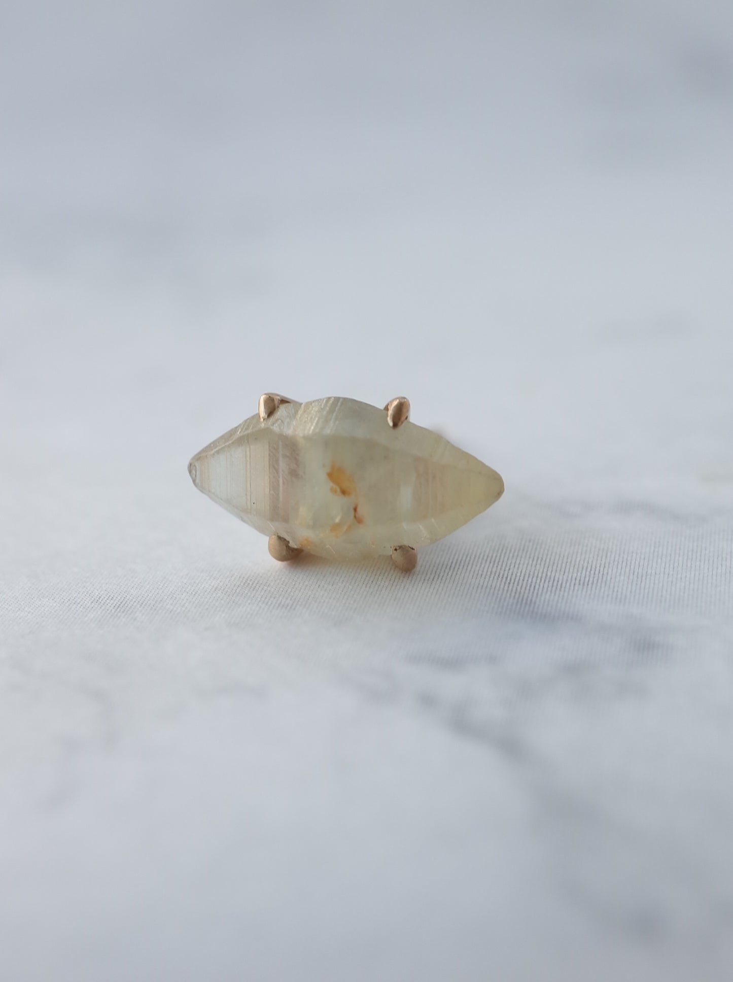 サファイアクリスタルの片耳スタッドピアス - 2