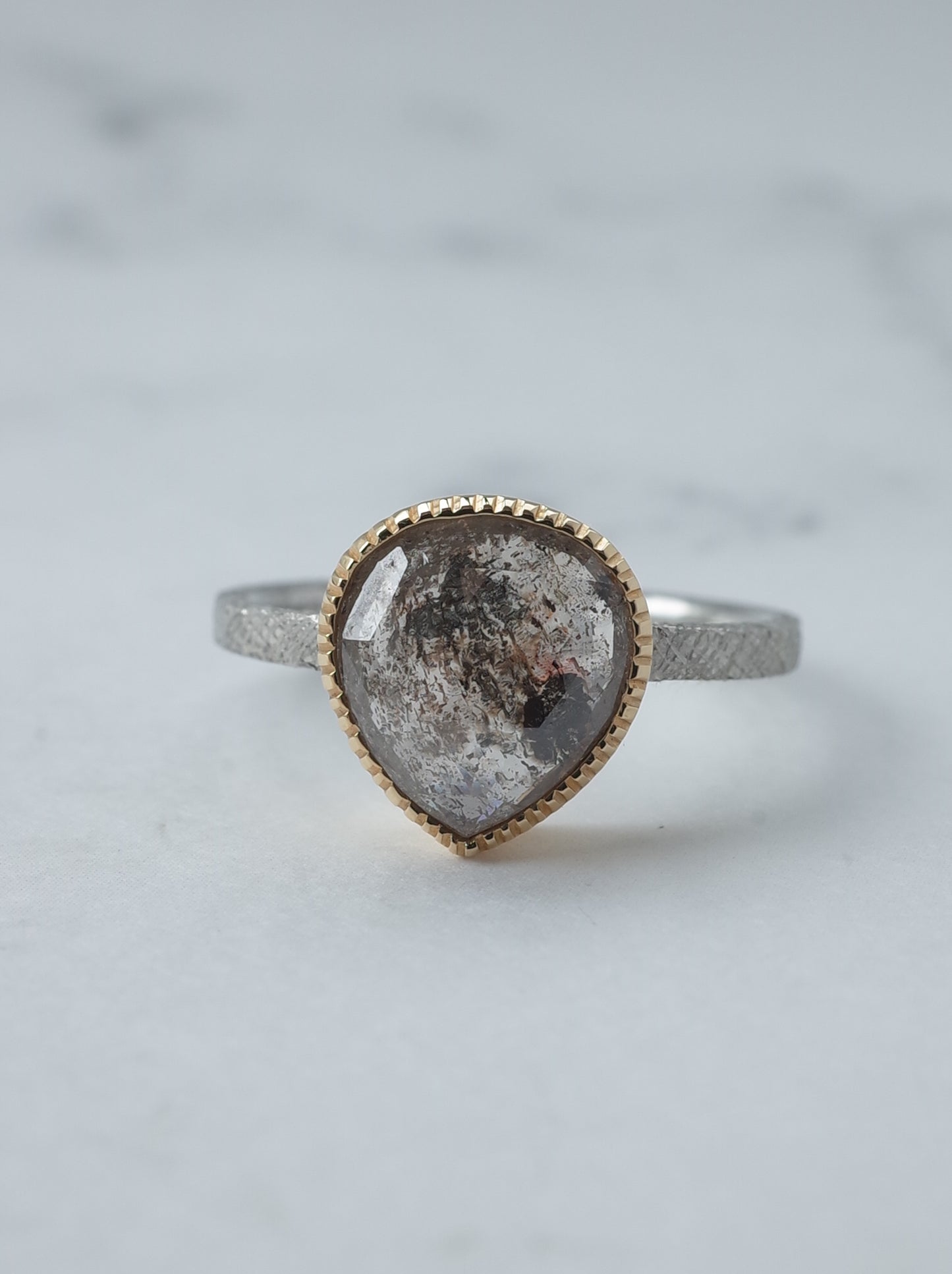 ソルトアンドペッパーダイヤモンドのリング - 1