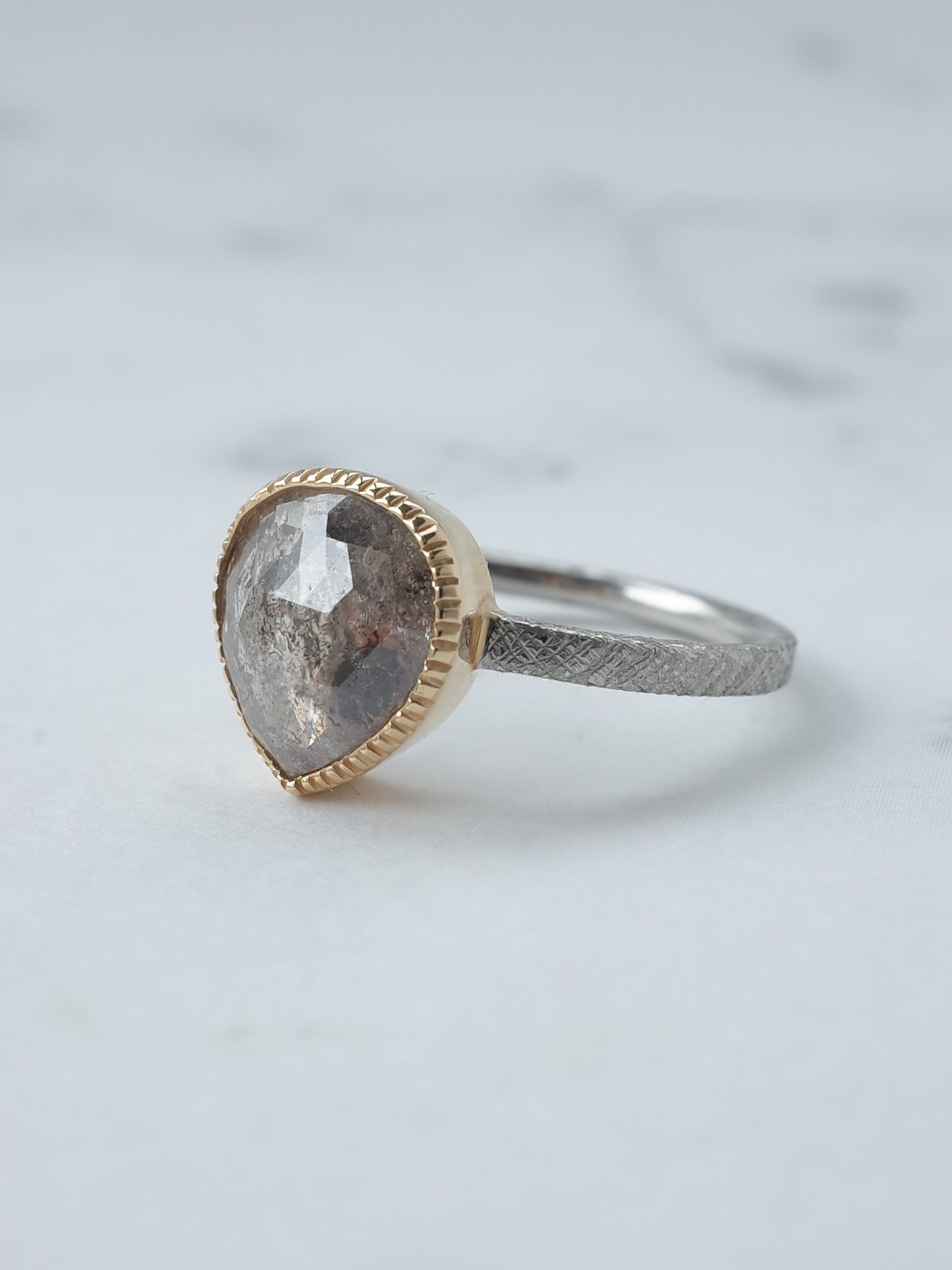 ソルトアンドペッパーダイヤモンドのリング - 1