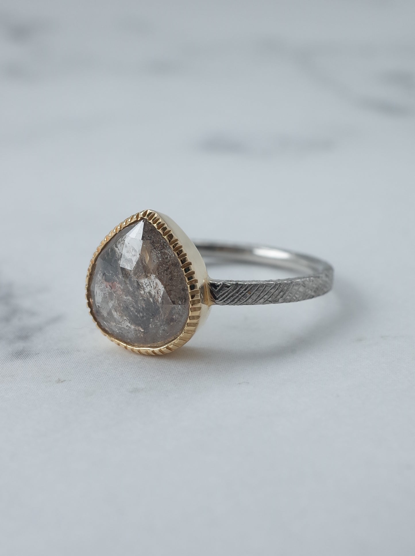 ソルトアンドペッパーダイヤモンドのリング - 1