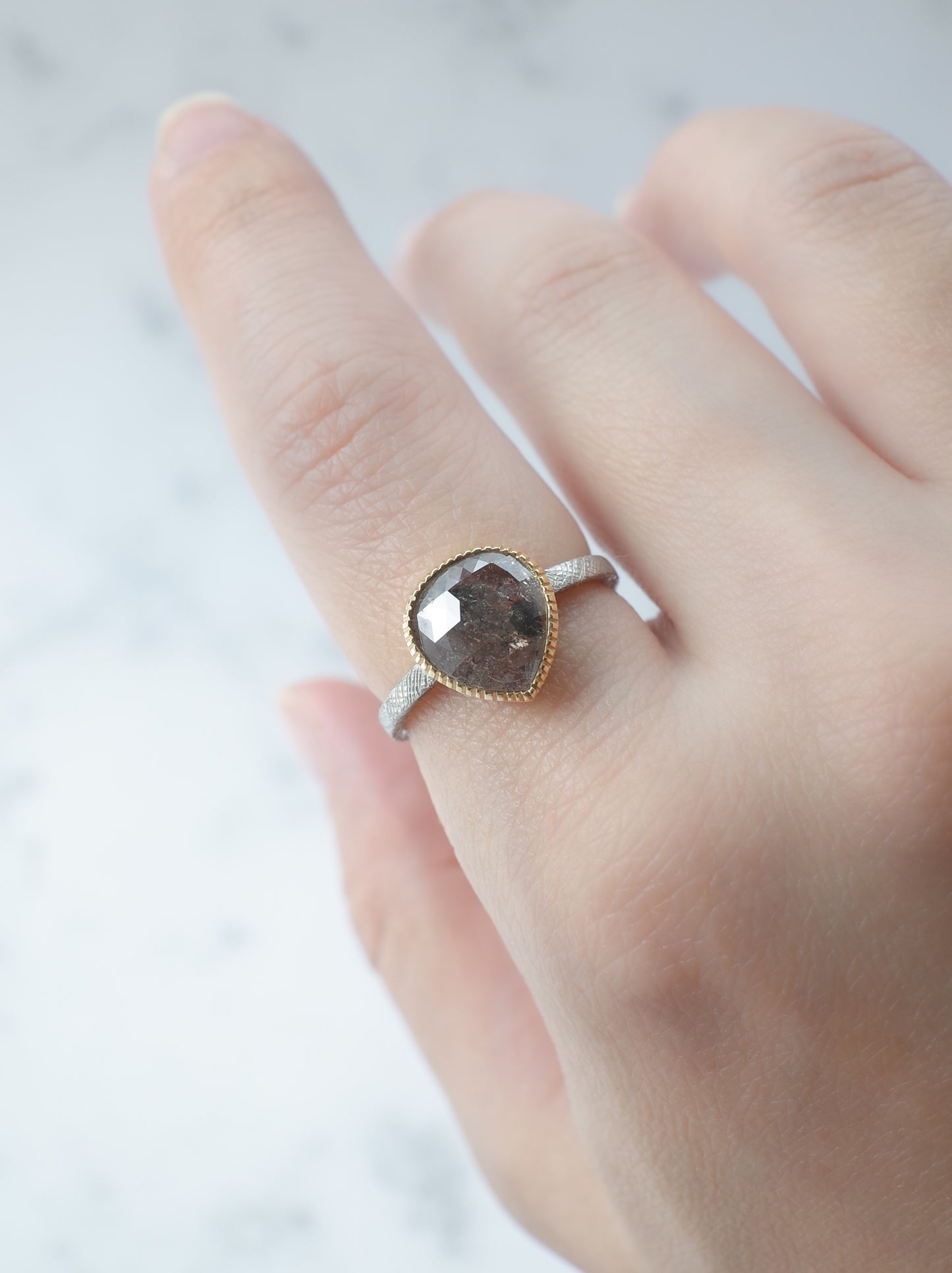 ソルトアンドペッパーダイヤモンドのリング - 1