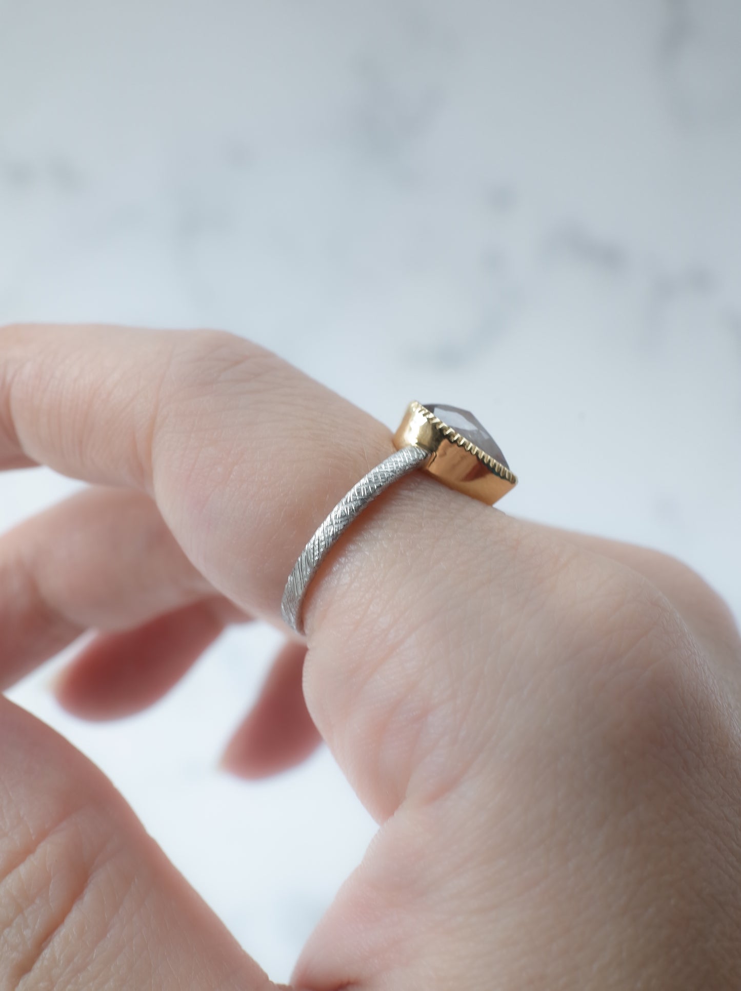 ソルトアンドペッパーダイヤモンドのリング - 2