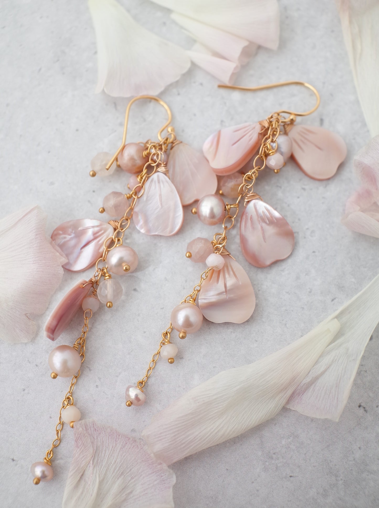 ピンクシェルの桜ピアス