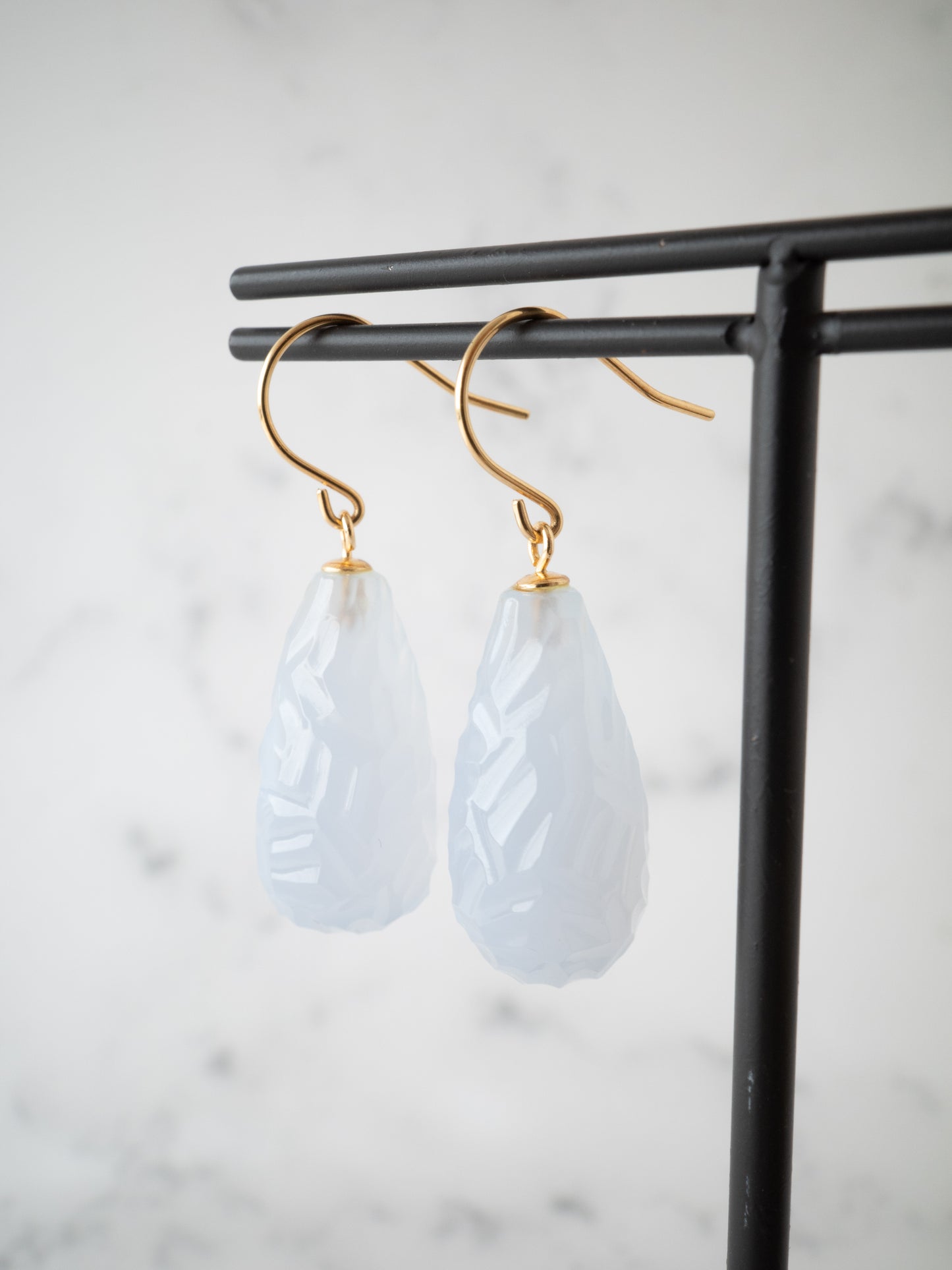 カービングブルーカルセドニーのフックピアス