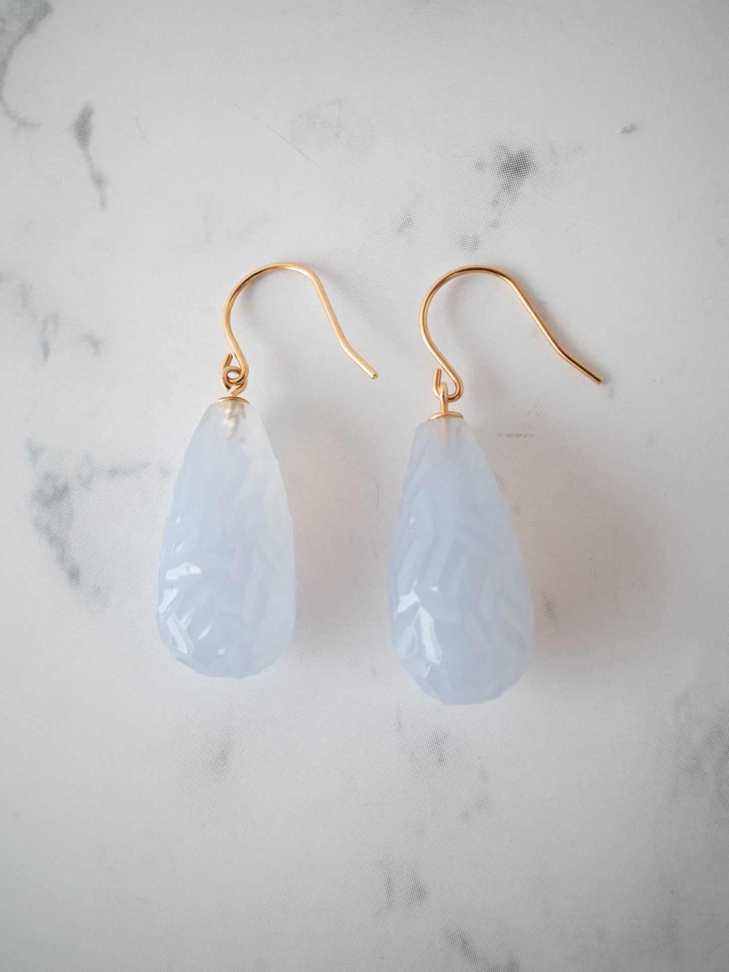 カービングブルーカルセドニーのフックピアス