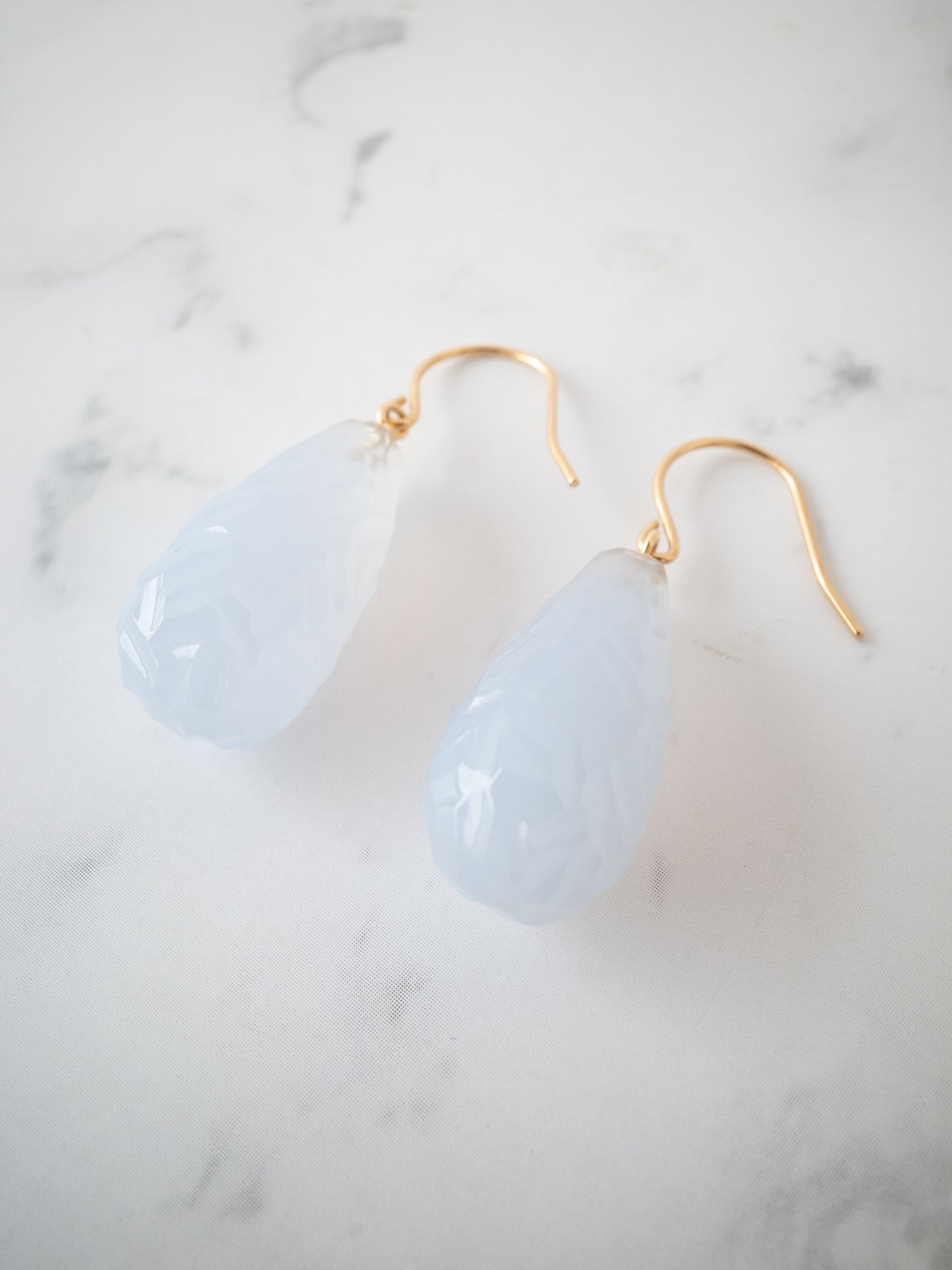 カービングブルーカルセドニーのフックピアス