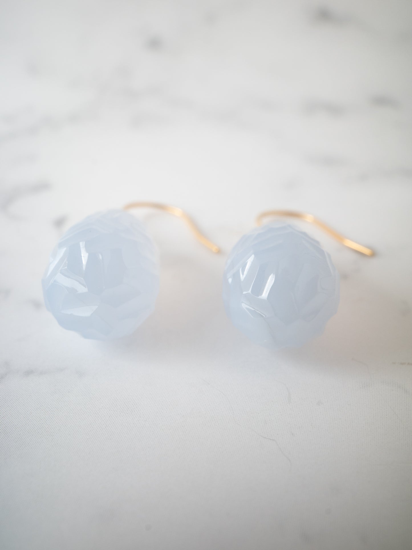 カービングブルーカルセドニーのフックピアス