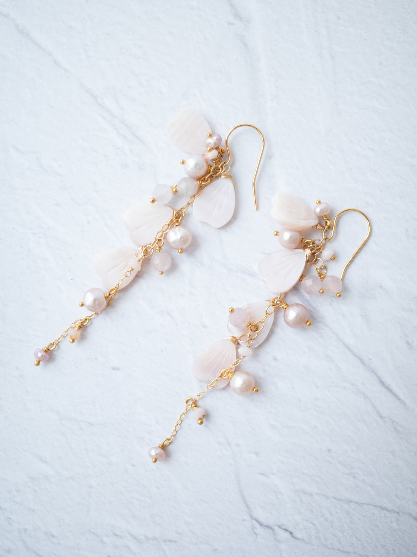 ピンクシェルの桜ピアス