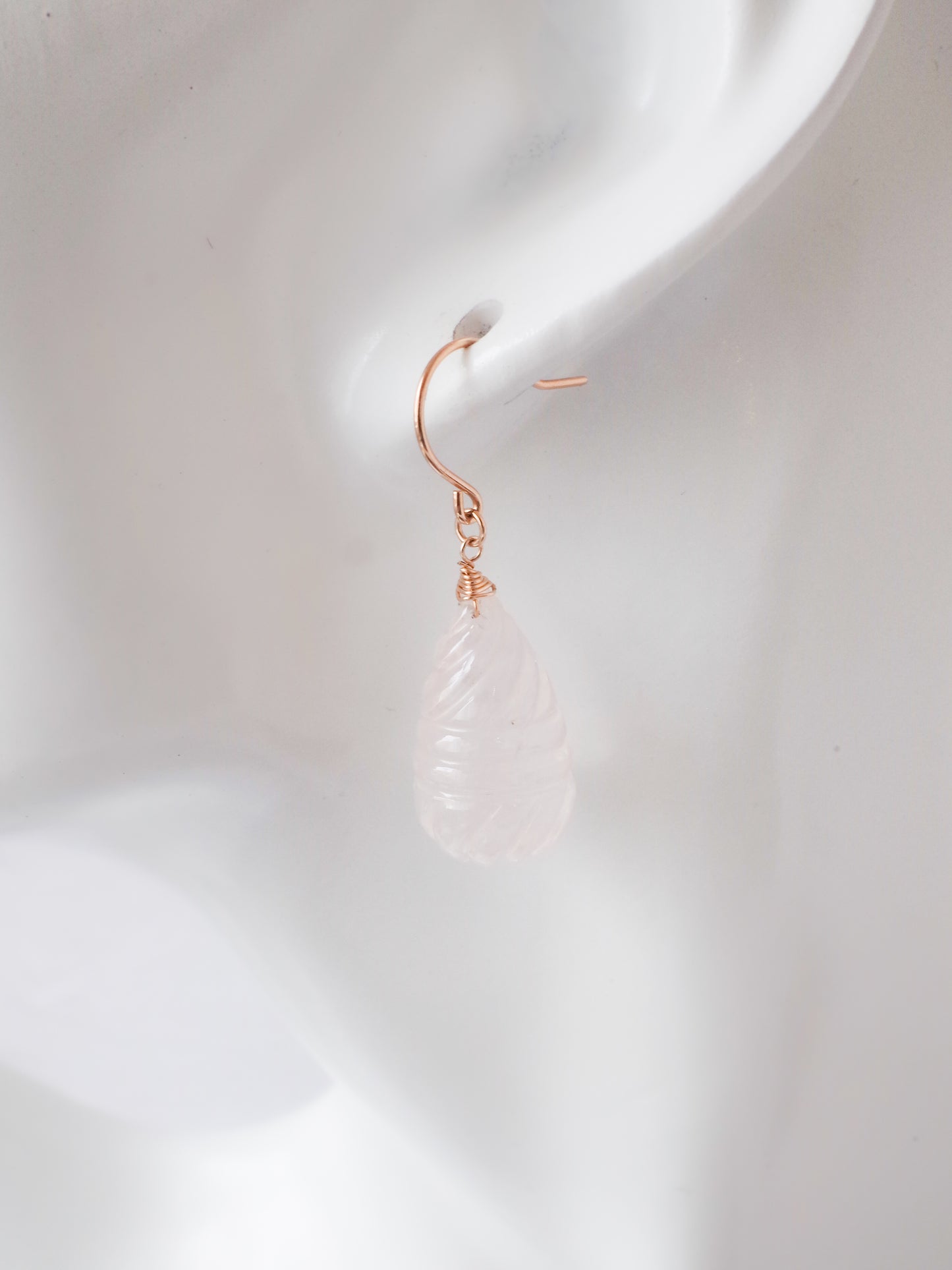 カービングローズクォーツのフックピアス - 1
