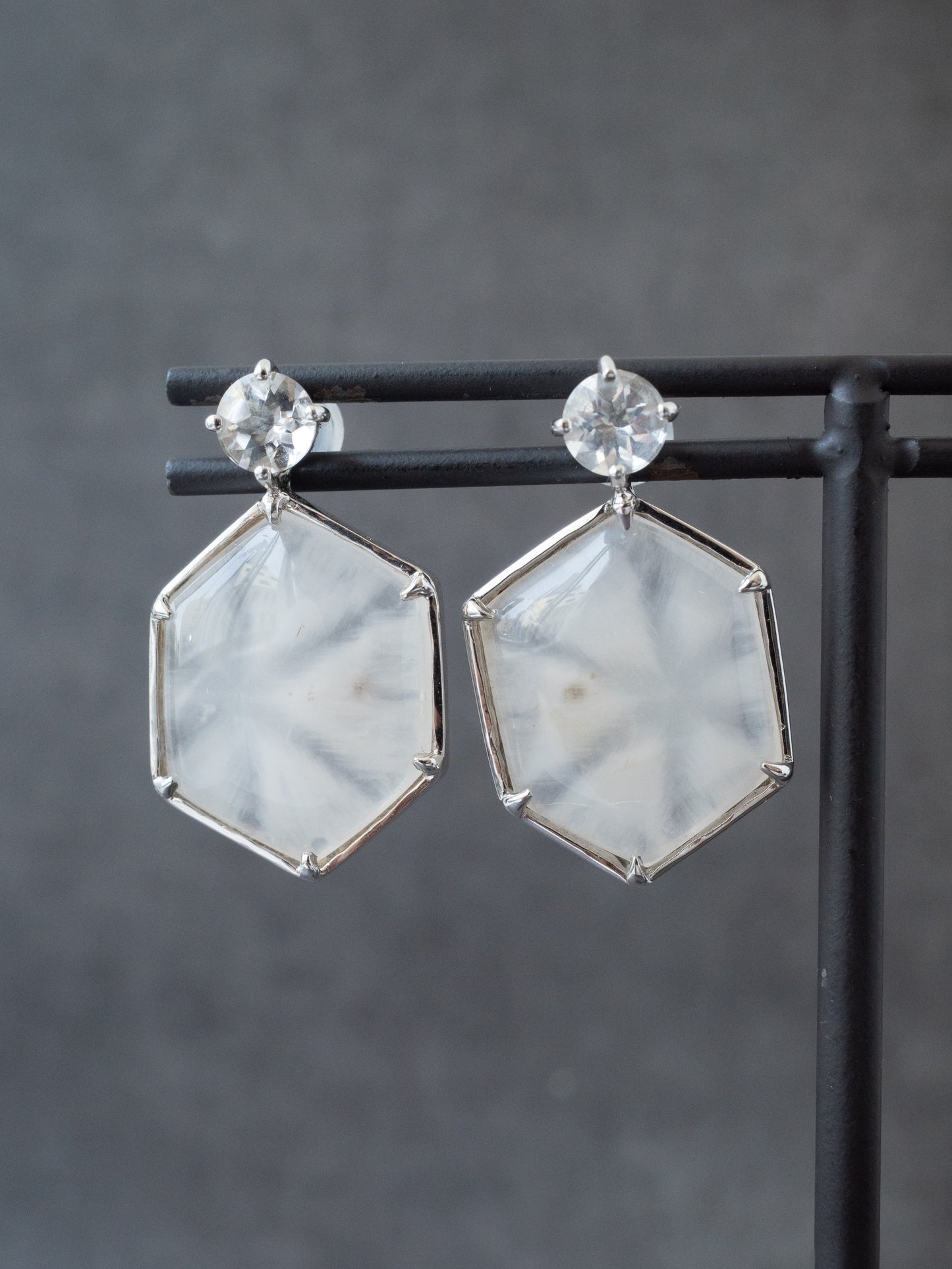 雪の結晶トラピッチェクォーツのスタッドピアス