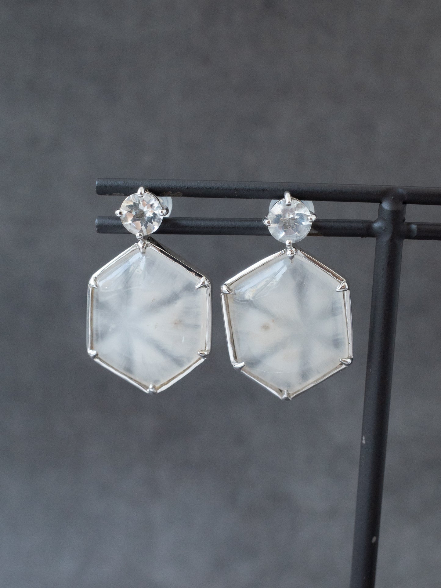 雪の結晶トラピッチェクォーツのスタッドピアス