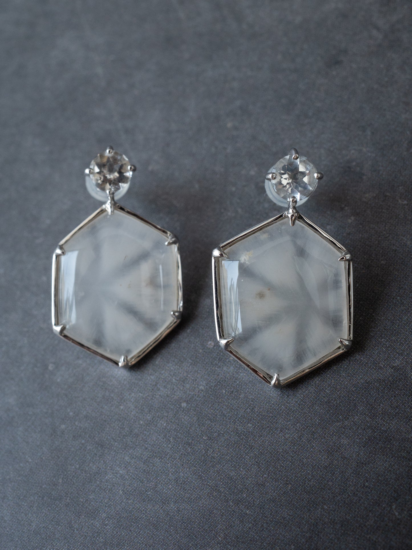 雪の結晶トラピッチェクォーツのスタッドピアス