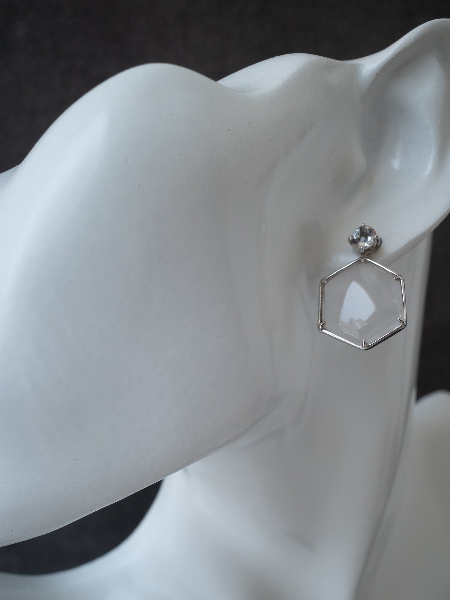 雪の結晶トラピッチェクォーツのスタッドピアス