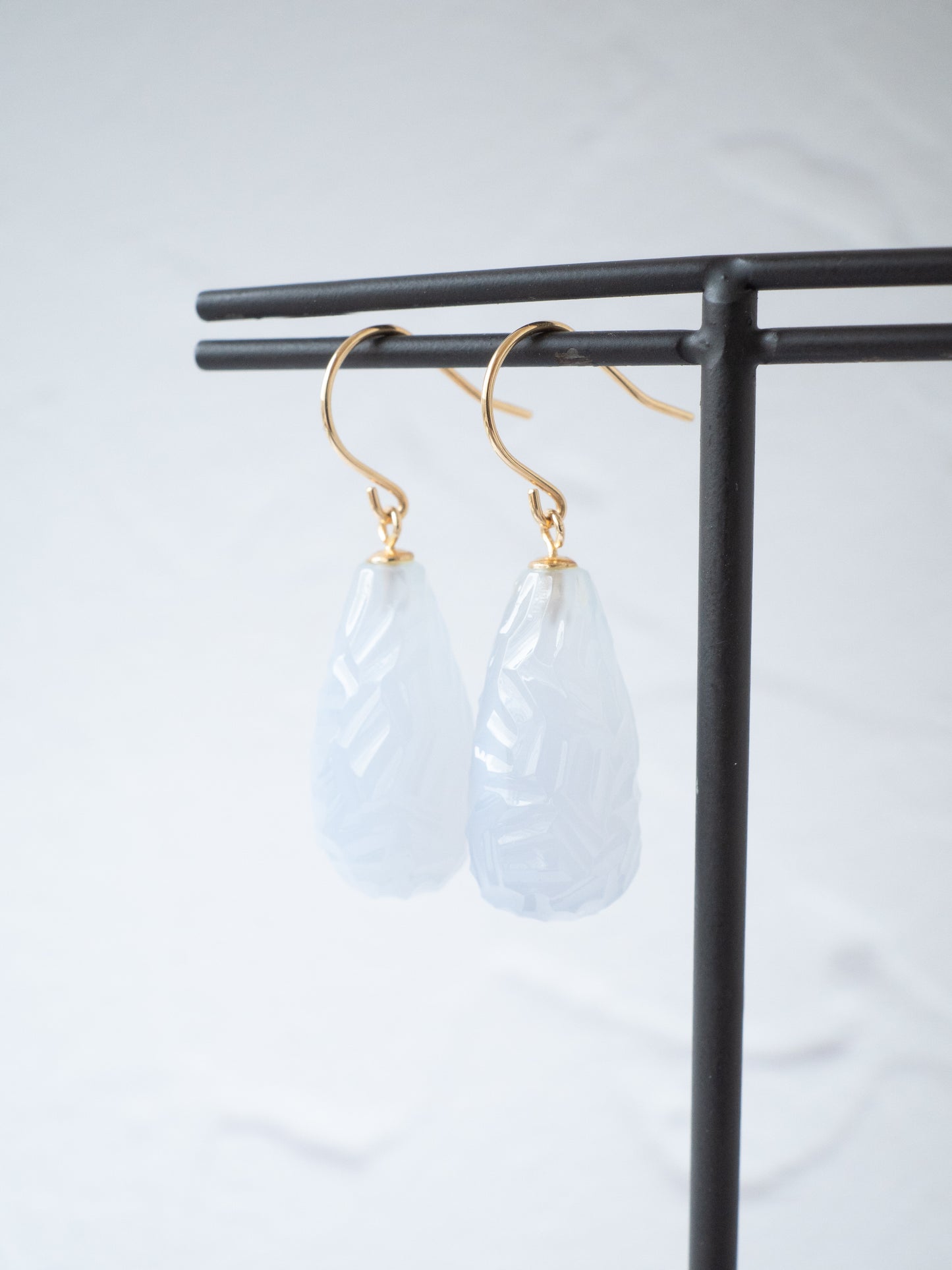 カービングブルーカルセドニーのフックピアス