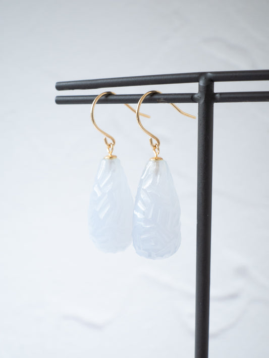 カービングブルーカルセドニーのフックピアス