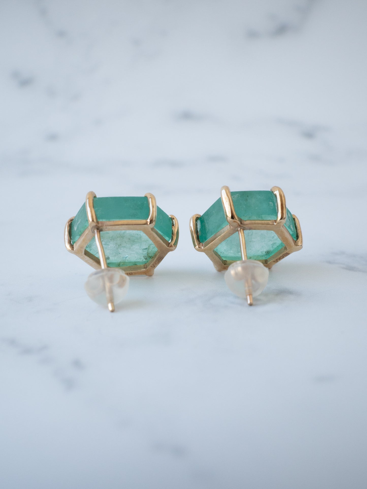 結晶エメラルドのスタッドピアス