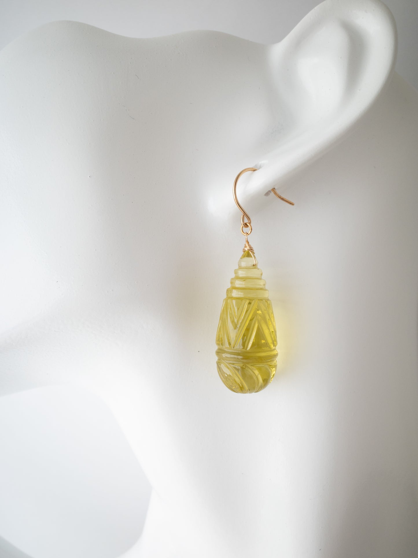 カービングレモンクォーツのフックピアス　