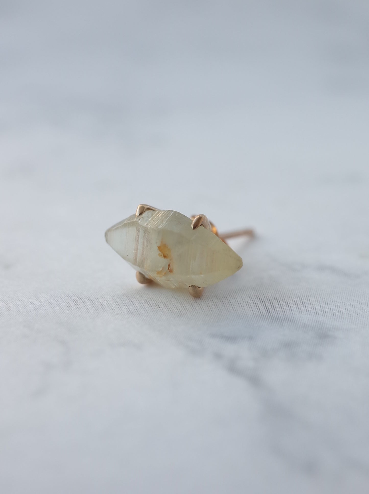 サファイアクリスタルの片耳スタッドピアス - 2