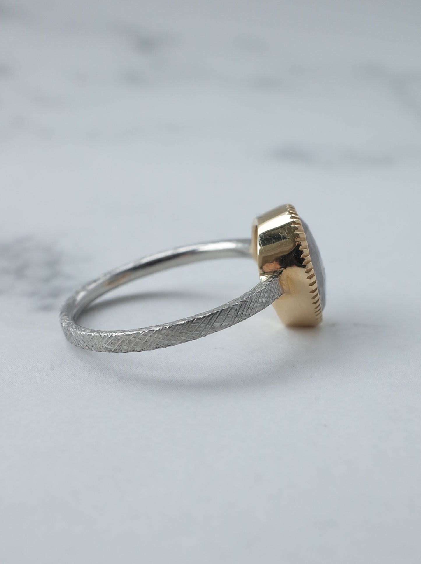 ソルトアンドペッパーダイヤモンドのリング - 1