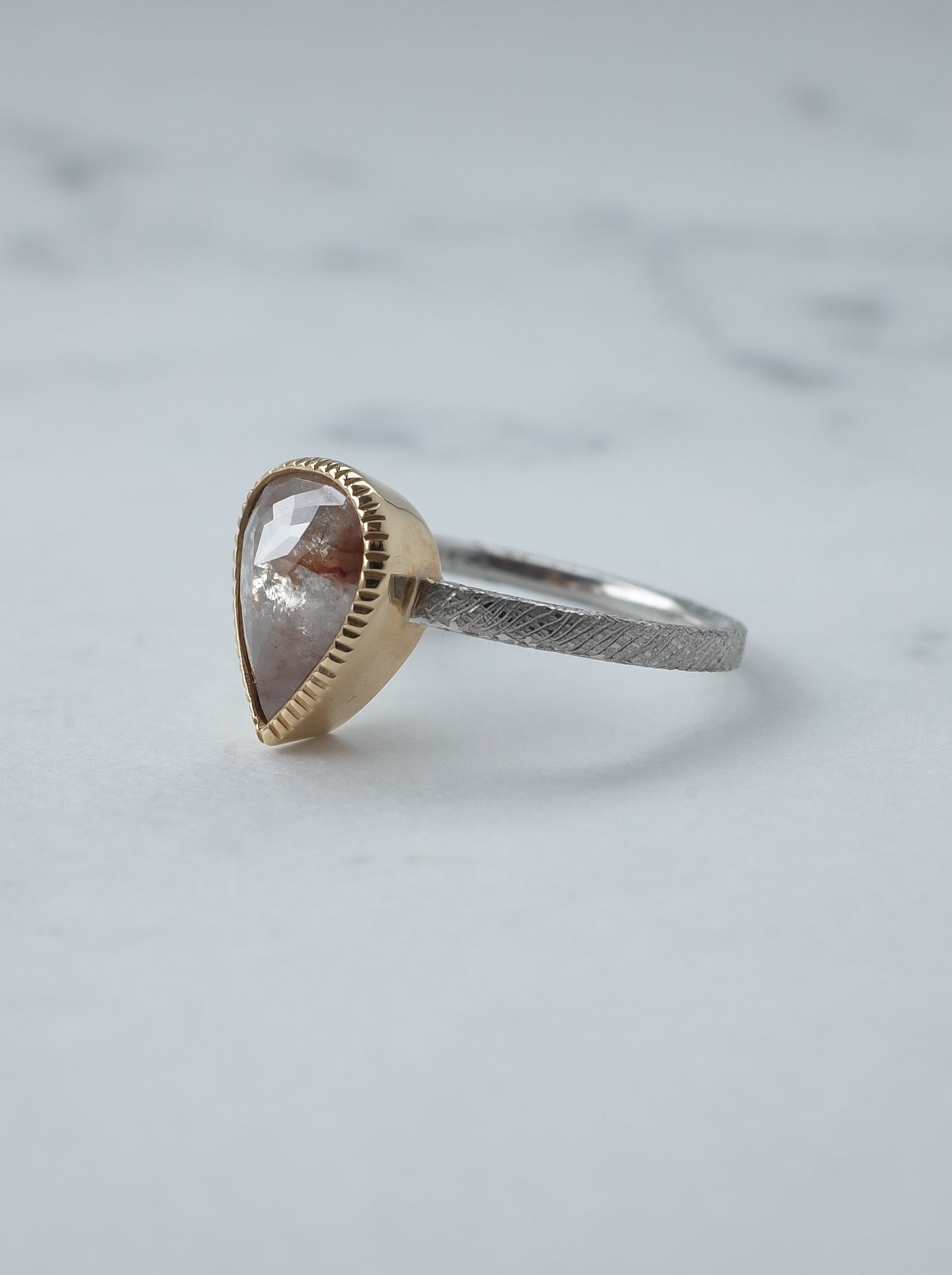 ソルトアンドペッパーダイヤモンドのリング - 2