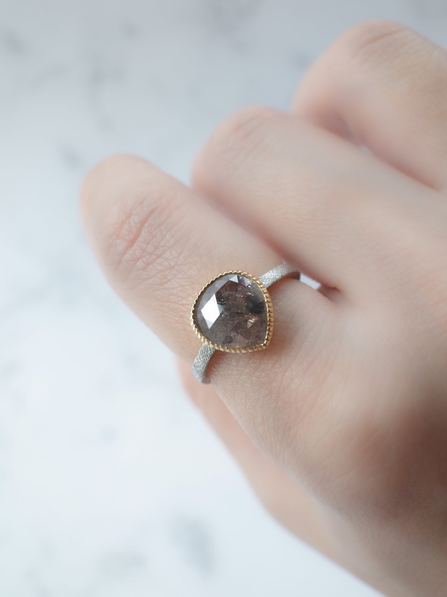 ソルトアンドペッパーダイヤモンドのリング - 1