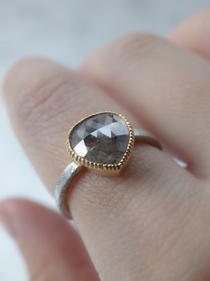 ソルトアンドペッパーダイヤモンドのリング - 1