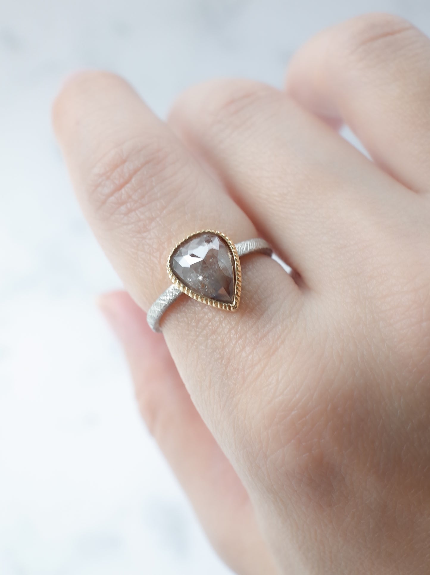 ソルトアンドペッパーダイヤモンドのリング - 2