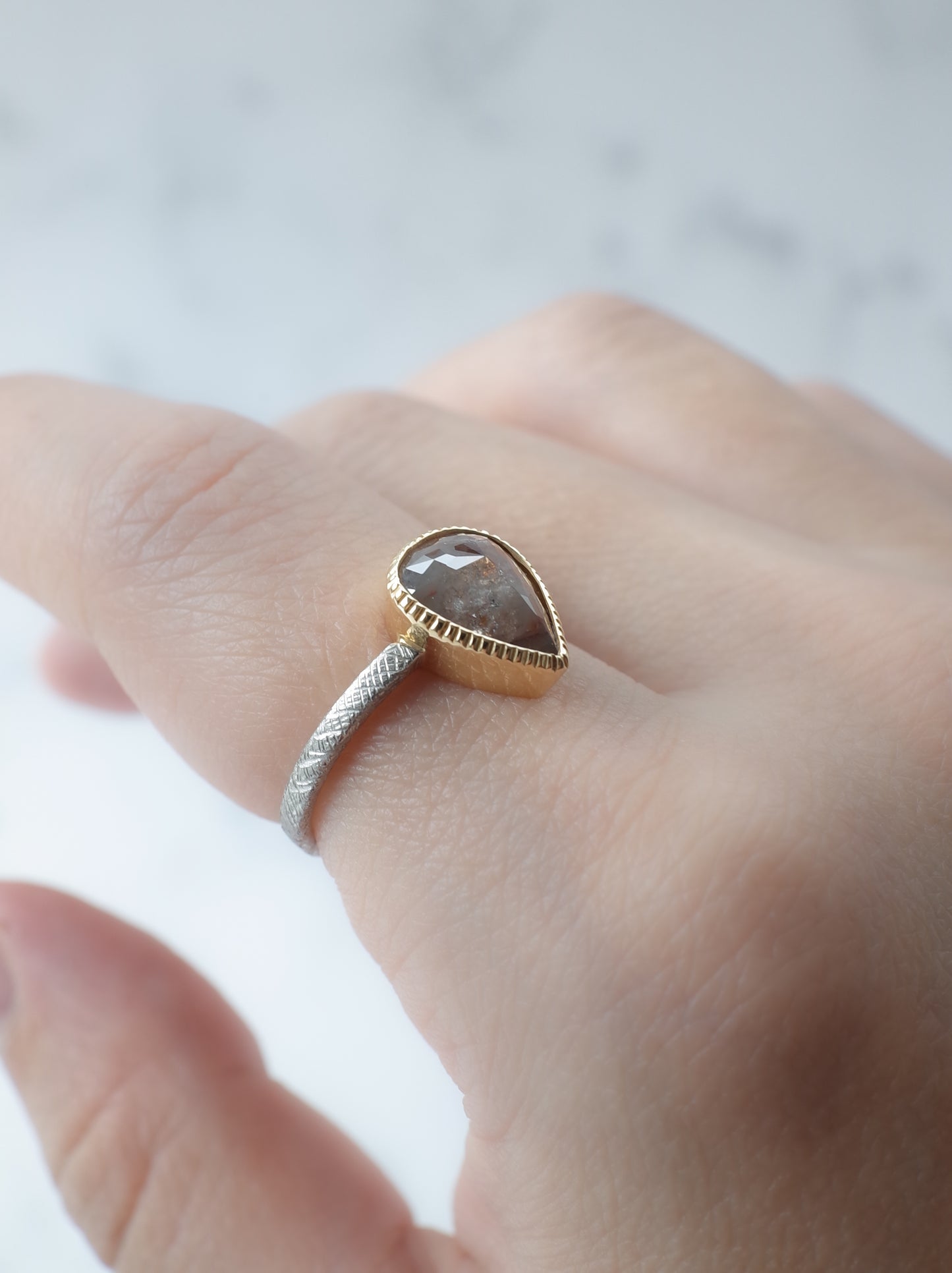 ソルトアンドペッパーダイヤモンドのリング - 2