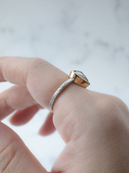 ソルトアンドペッパーダイヤモンドのリング - 2