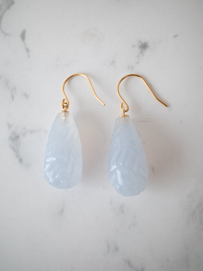 カービングブルーカルセドニーのフックピアス