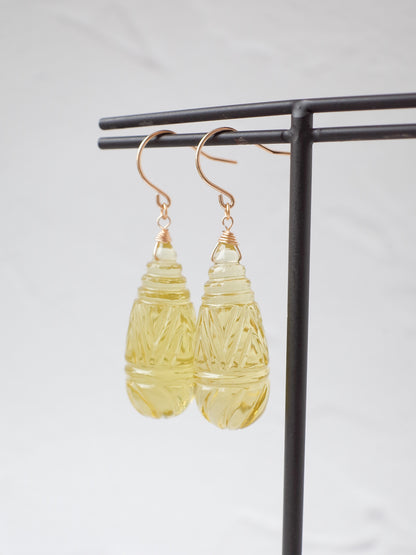 カービングレモンクォーツのフックピアス　