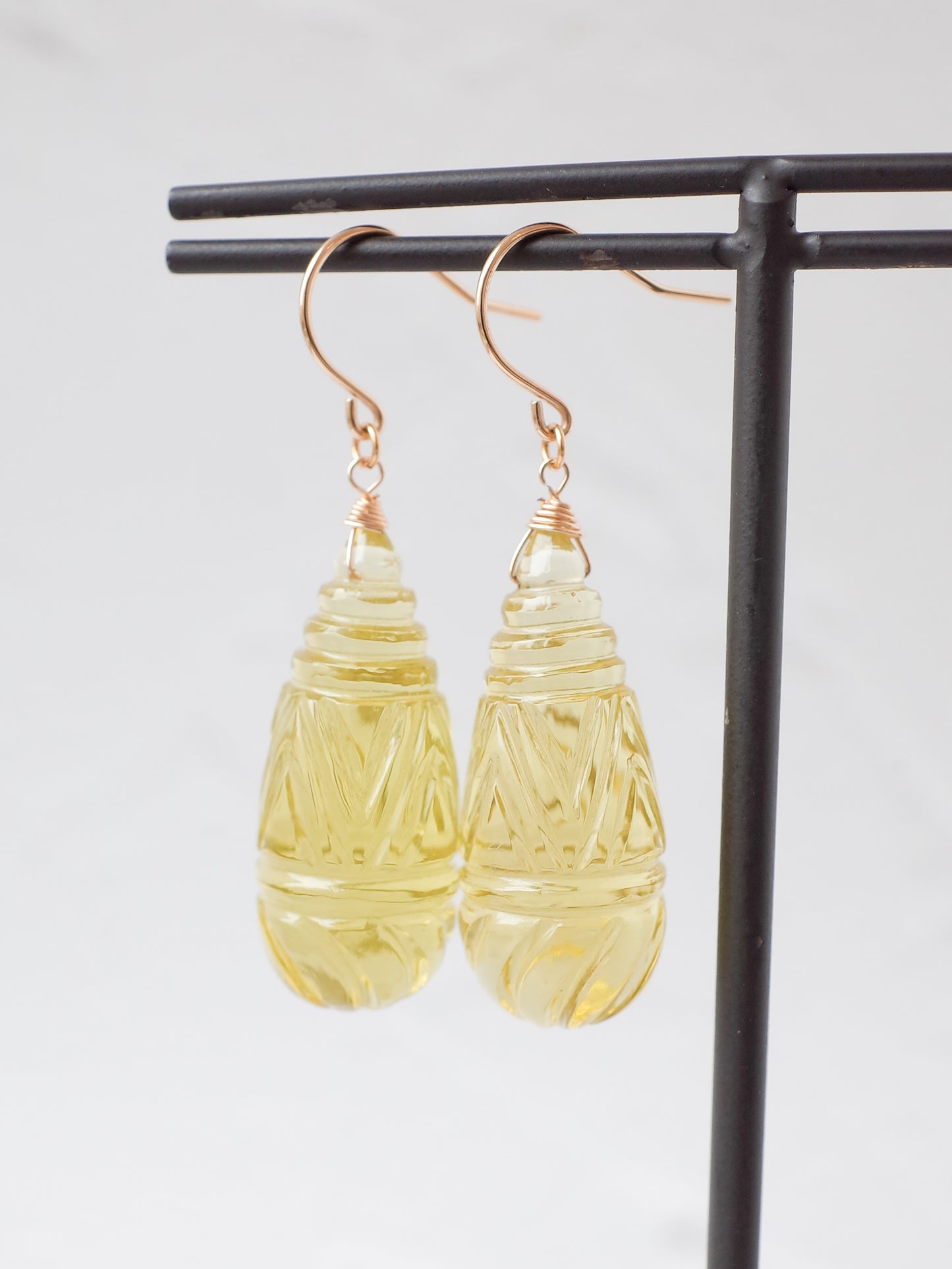 カービングレモンクォーツのフックピアス　