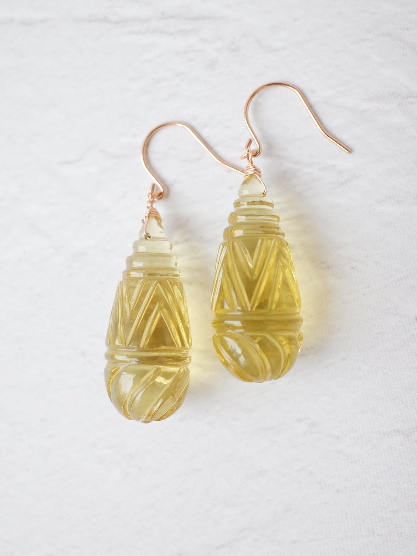 カービングレモンクォーツのフックピアス　