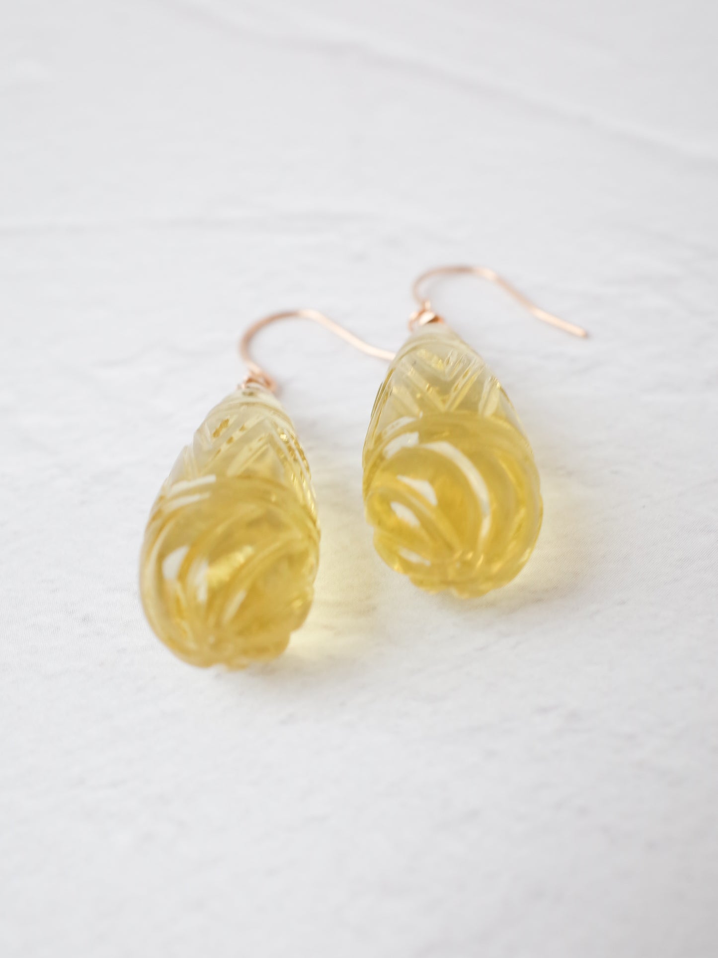 カービングレモンクォーツのフックピアス　