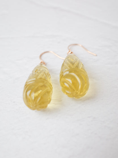 カービングレモンクォーツのフックピアス　