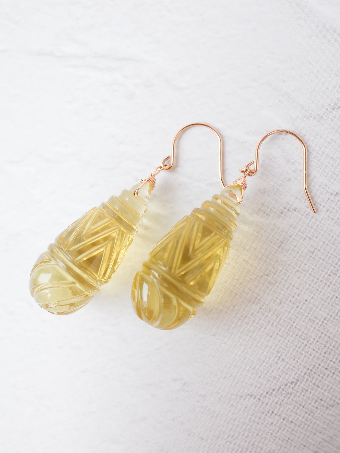 カービングレモンクォーツのフックピアス　