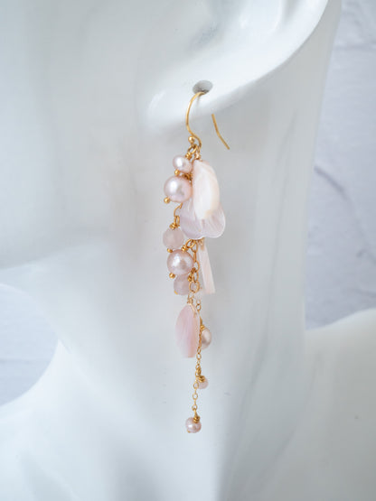 ピンクシェルの桜ピアス