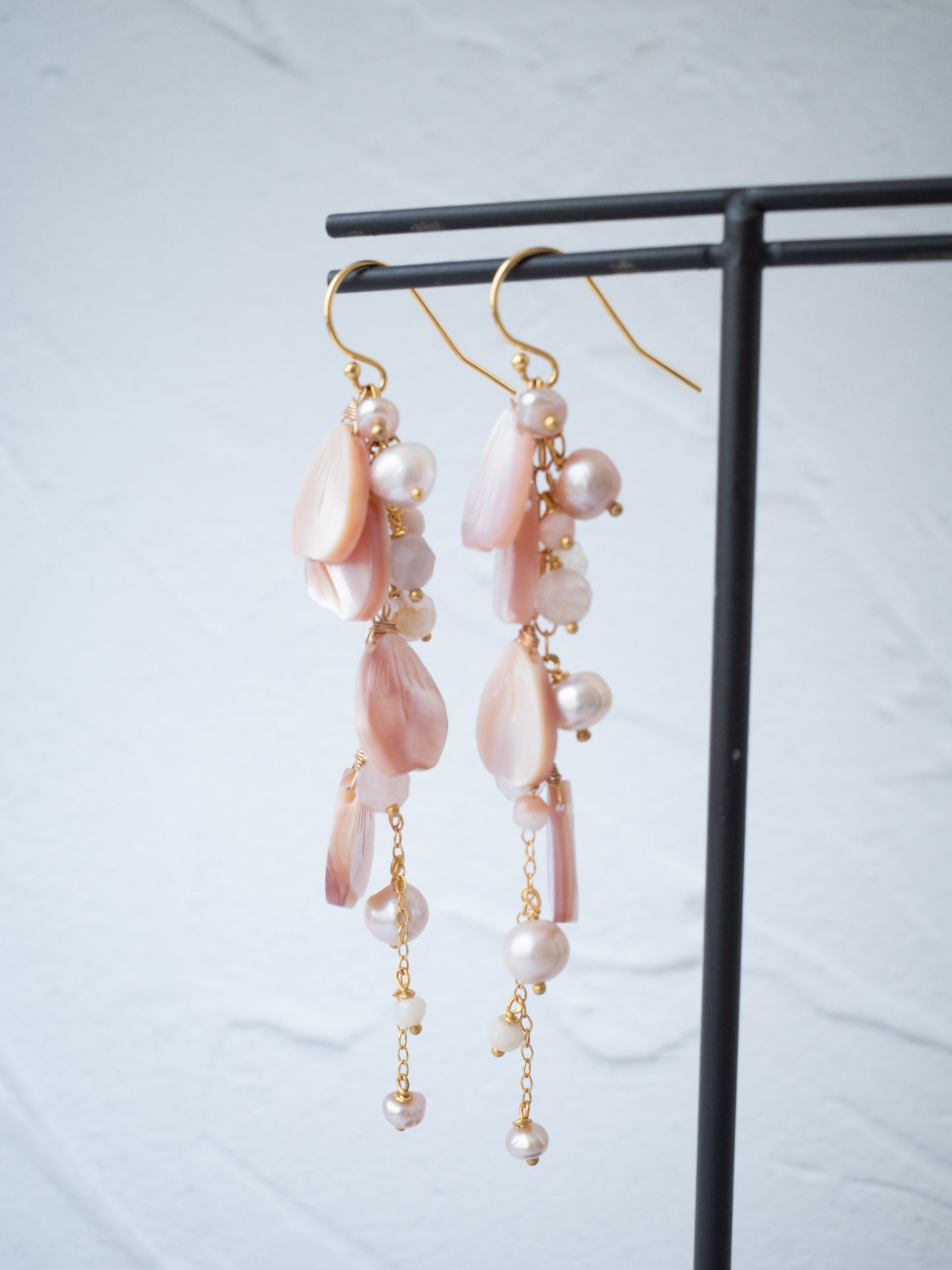 ピンクシェルの桜ピアス