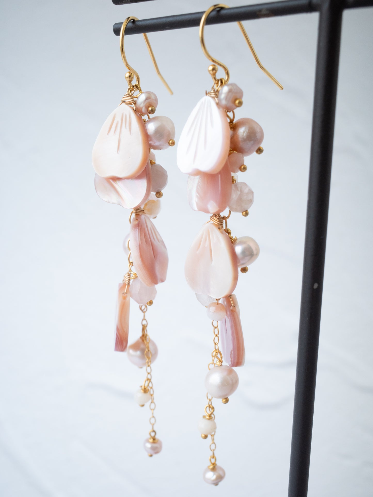 ピンクシェルの桜ピアス