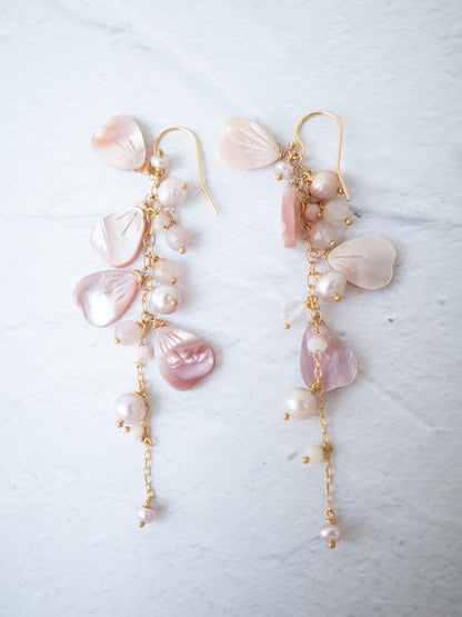 ピンクシェルの桜ピアス