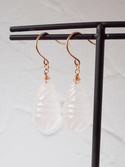 カービングローズクォーツのフックピアス - 1