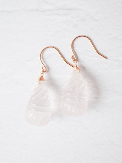 カービングローズクォーツのフックピアス - 1