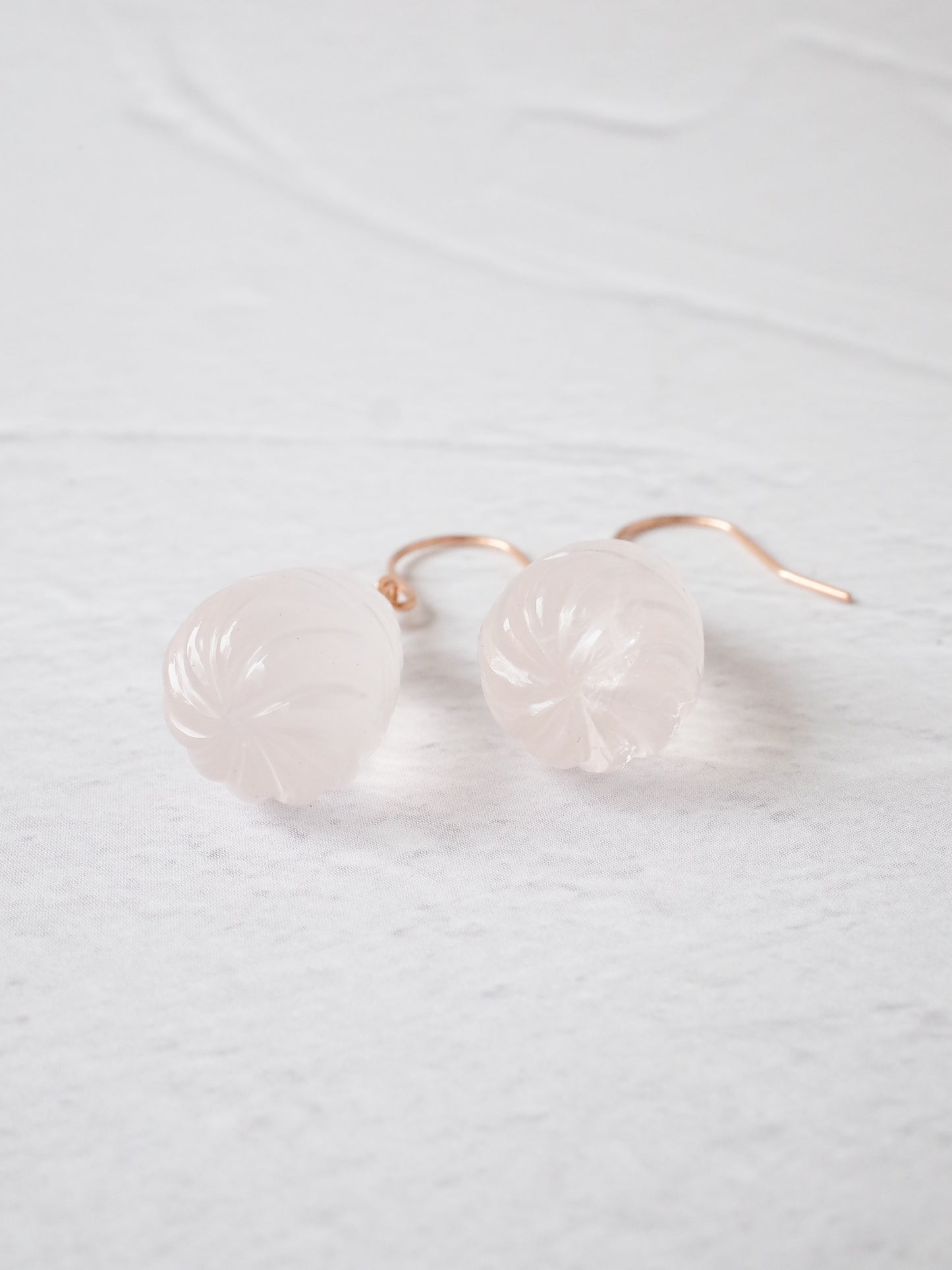 カービングローズクォーツのフックピアス - 1