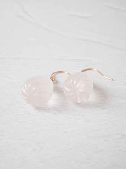 カービングローズクォーツのフックピアス - 1