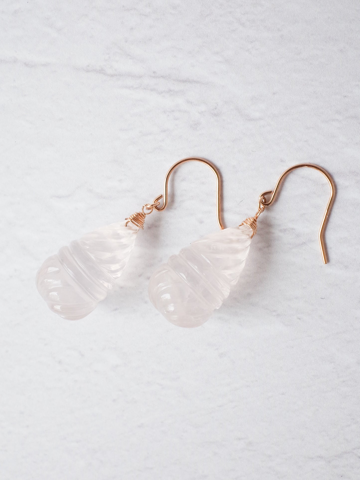 カービングローズクォーツのフックピアス - 1