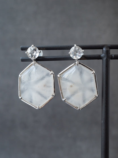 雪の結晶トラピッチェクォーツのスタッドピアス