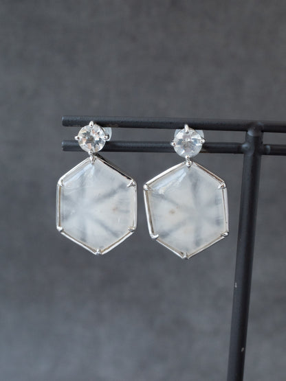 雪の結晶トラピッチェクォーツのスタッドピアス