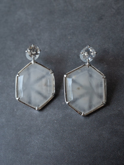 雪の結晶トラピッチェクォーツのスタッドピアス