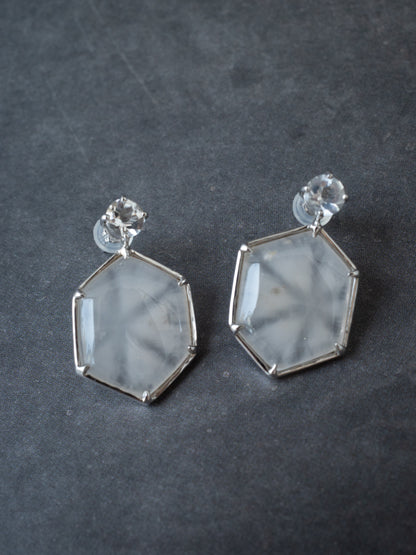 雪の結晶トラピッチェクォーツのスタッドピアス